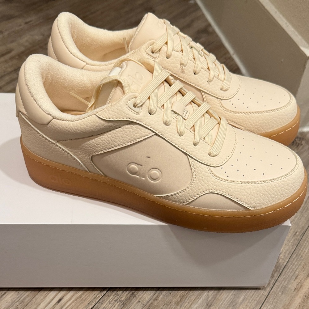 NWB - alo yoga Recovery Mode Sneakers size 9.5 color Clay